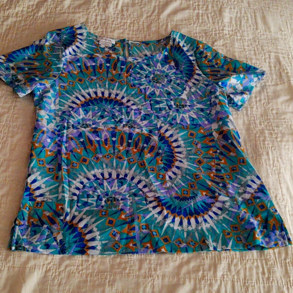Top L Van Heusen crepe top with small button closure in the back